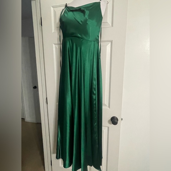 STUNNING SATIN 💚 LONG DRESS | F & P Paris | Evening Gown | Condition: Like New - Picture 7 of 8